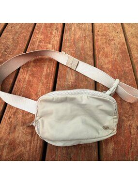 Lululemon Everywhere Belt Bag Light Gray Adjustable Strap